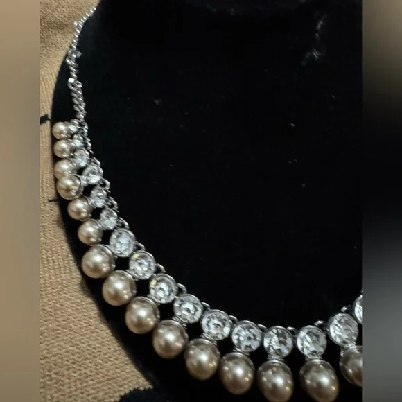 New - Banana Republic (RETAIL STORE) statement necklace - Picture 3 of 4